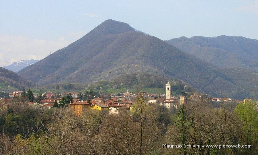 19 Dalla ciclabile. Almenno e la piramide dell'Ubione.JPG